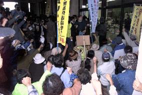 Citizens protest outside Inamine-Kishimoto meeting